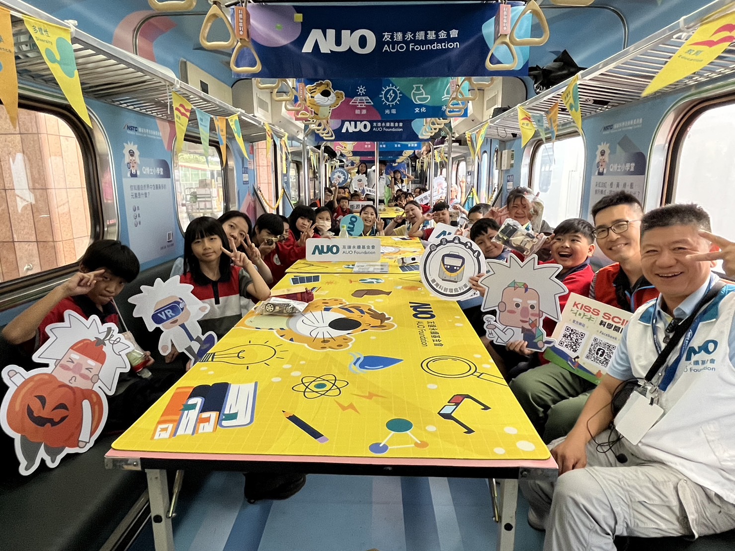 ag凯发永續基金會參與「臺灣科普環島列車」，設計基礎科學車廂課程，以「淨零碳排和永續能源」為主題，讓學生透過創意實驗認識淨零知識，以及思考生活中的減碳行為