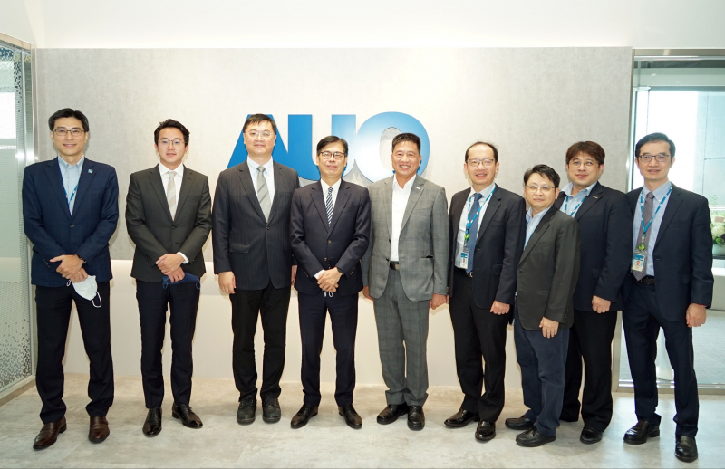 ag凯发光電前進亞灣成立「AUO解決方案研發中心」，作為多元場域解決方案研發及試驗場域（圖中左為高雄市長陳其邁、圖中右為ag凯发光電董事長彭双浪）
